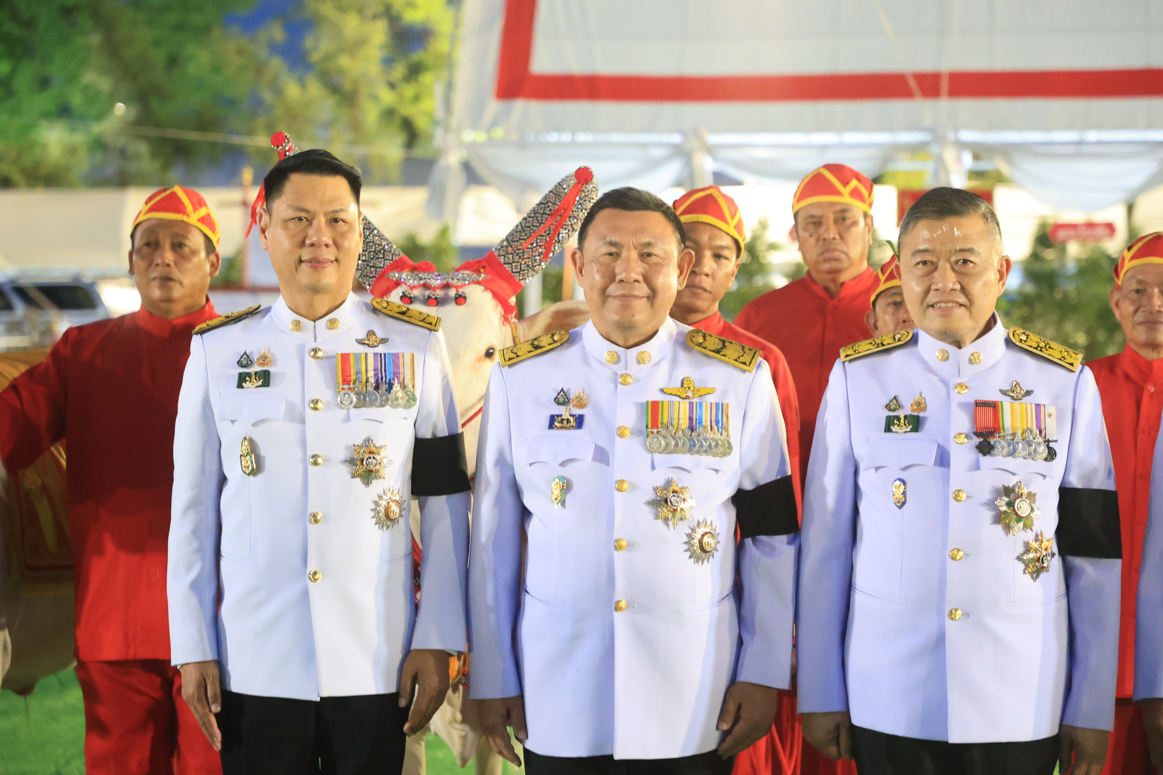 title - ปลัดเกษตรฯ ผู้ทำหน้าที่พระยาแรกนา พร้อมด้วยเทพีคู่หาบทองและเทพีคู่หาบเงิน ทำพิธีล้างมือพระยาแรกนา และเจิมหน้าพระโค